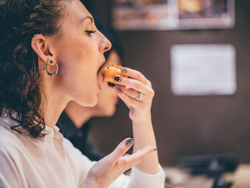 日本食を食べるアメリカ人の画像
