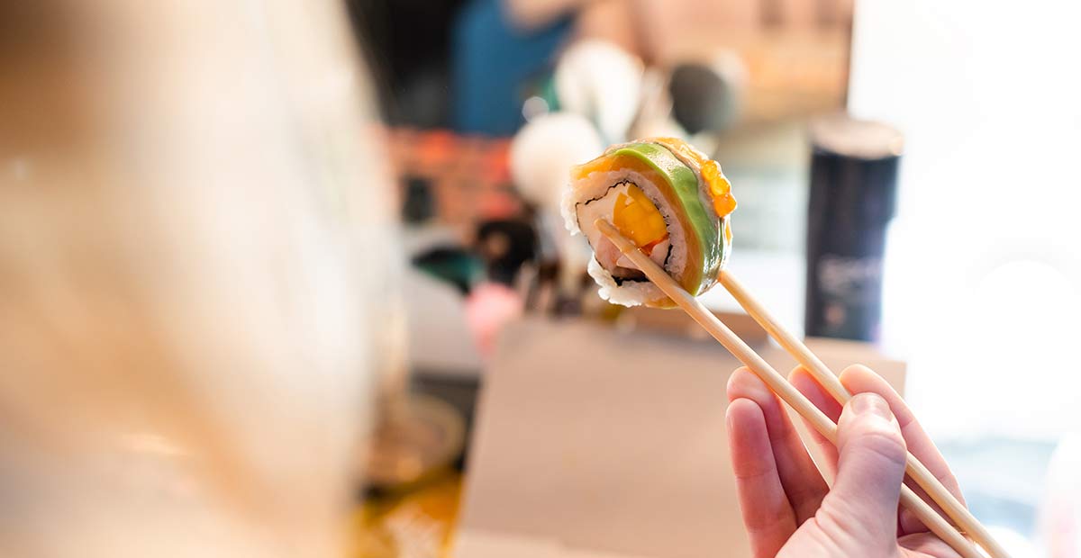 日本食を食べる画像